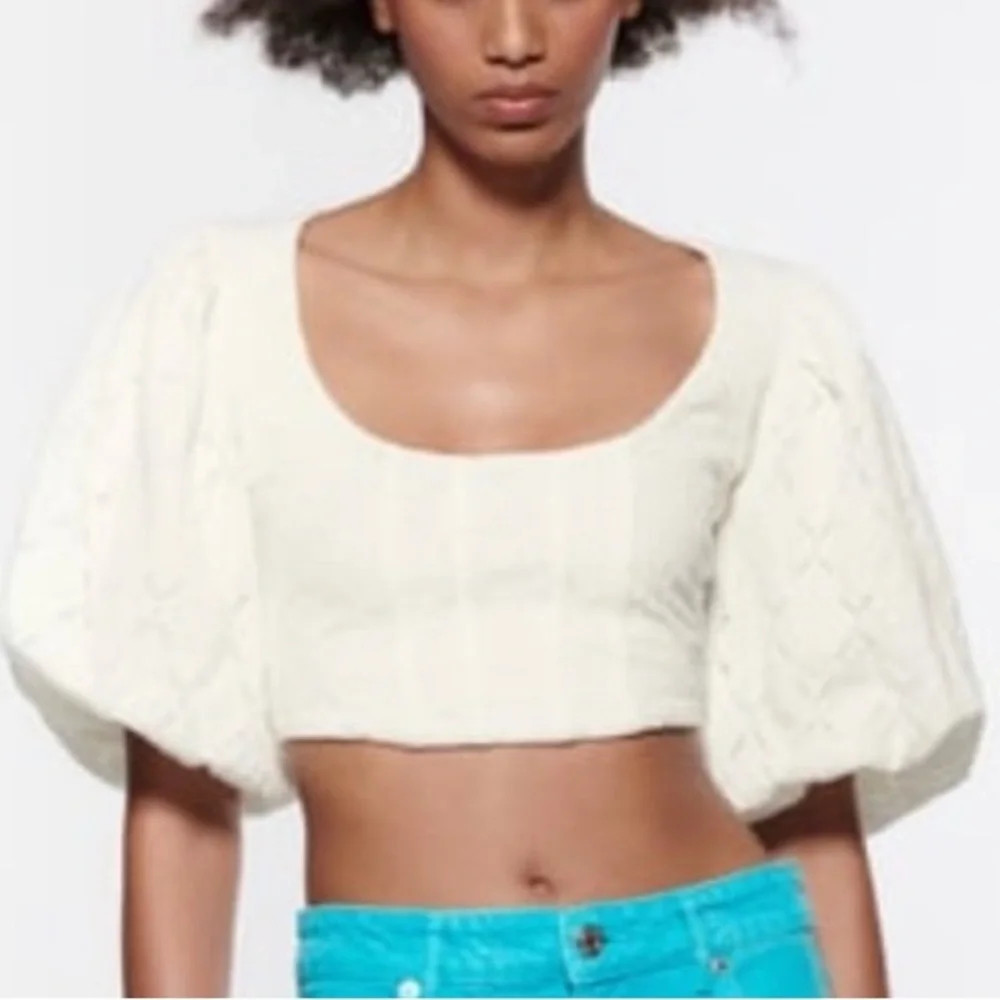 FREE WITH PURCHASE******* Zara Ivory Puff Sleeve Crop Top READ DESCRIPTION